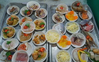 Bambu buharlı Çin çöreği çeşitleri. Bambu sepetinde çeşit çeşit Çin Dim-sum 'u. Çin yemeği. Üst Manzara. Çin restoranı konsepti. Çin yemeğinin Dim Sum fotoğrafı. yakın çekim görünümü