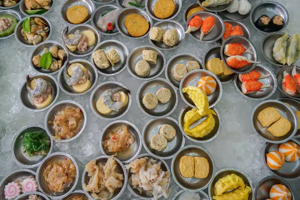 Bambu buharlı Çin çöreği çeşitleri. Bambu sepetinde çeşit çeşit Çin Dim-sum 'u. Çin yemeği. Üst Manzara. Çin restoranı konsepti. Çin yemeğinin Dim Sum fotoğrafı. yakın çekim görünümü