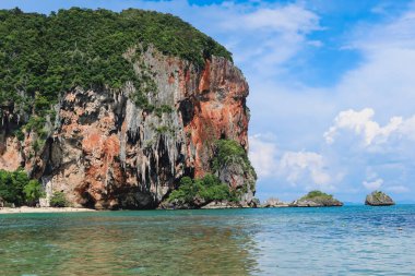 Güzel Railay Sahili ve Krabi, Tayland. Railay Plajı Krabi Tayland, Tayland 'da geleneksel uzun teknesi ve bulutlu gökyüzü olan huzurlu Railay Krabi' nin tropikal plajı.
