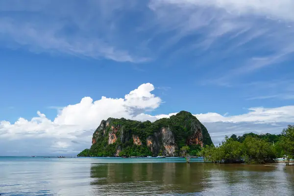 Güzel Railay Sahili ve Krabi, Tayland. Railay Plajı Krabi Tayland, Tayland 'da geleneksel uzun teknesi ve bulutlu gökyüzü olan huzurlu Railay Krabi' nin tropikal plajı.