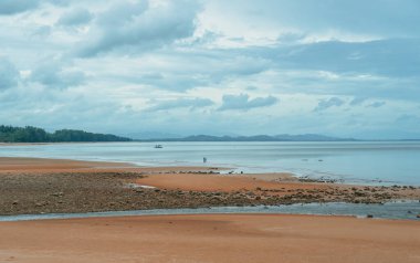Fang Daeng Sahili (Pha Daeng Sahili) doğuya bakan güzel desenli kırmızı bir kayalıktır. Bang Saphan Noi Bölgesi, Prah Khiri, Tayland