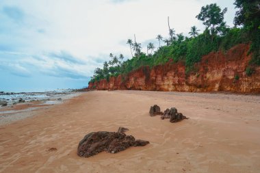 Fang Daeng Sahili (Pha Daeng Sahili) doğuya bakan güzel desenli kırmızı bir kayalıktır. Bang Saphan Noi Bölgesi, Prah Khiri, Tayland