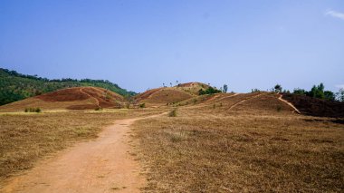 Ranong, Tayland yerlileri tarafından Khao Hua Lon ya da Phu Khao Ya olarak adlandırılır. Çimen tepelerinin manzarası.