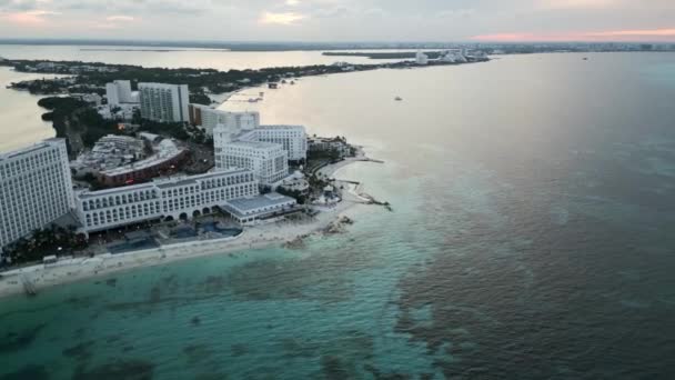 Flyg Höjd Vinkel Solnedgång Ovanför Cancun Mexiko Resor Semestermål Hotellzon — Stockvideo