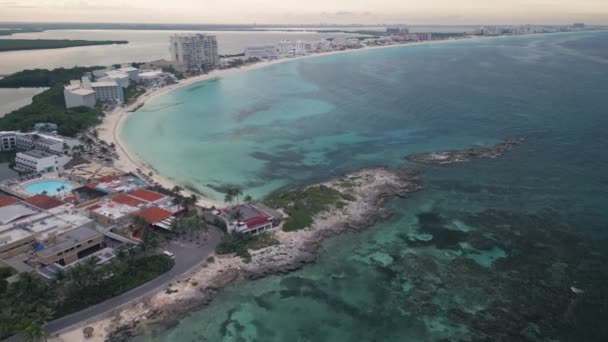 Flygfoto Cancun Mexico Riviera Maya Hotellzon Vid Solnedgången Drönare Influensa — Stockvideo