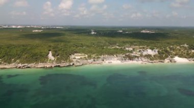 Tulum Maya 'nın, Riviera Maya' daki Karayip Denizi 'nin yukarısındaki Meksika insansız hava aracı harabelerinin hava görüntüsü. 