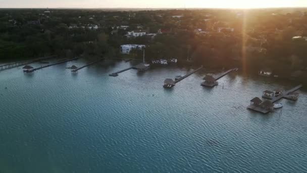 Aerial Bacalar Μεξικό Στο Ηλιοβασίλεμα Επτά Χρώματα Λιμνοθάλασσα Ταξιδιωτικός Προορισμός — Αρχείο Βίντεο