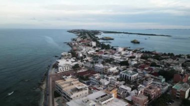 Isla Mujeres 'in kuzey sahili, Cancun Mexico tatil beldesi, sahil seyahati insansız hava aracı görüntüleri. 