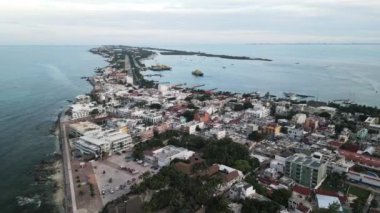 Ada kuzey sahili hava görüntülerine sahip. Meksika Riviera Maya İHA 'sı Karayip Denizi' ndeki okyanus üzerinde tropikal beyaz kumsalda uçuyor. 