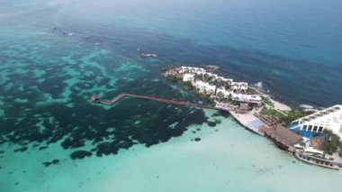 Hava aracı Isla Mujeres Cancun Meksika tropikal plaj tatil köyü Karayip Denizi okyanusu üzerinde cennet 