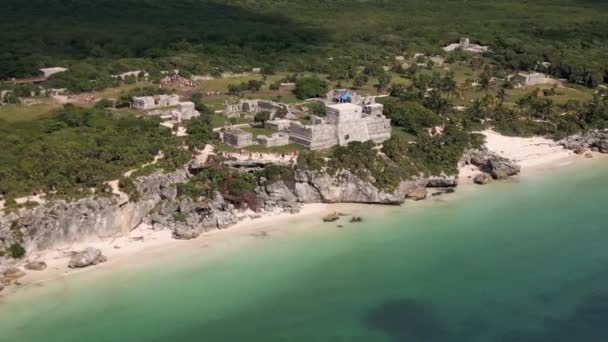 観光客のための人気の目的地メキシコのユカタンのチュラム遺跡の空中視界 リビエラマヤのカリブ海を見下ろす — ストック動画