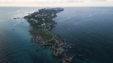 İHA Günbatımı Isla Mujeres, Meksika Karayip Denizi 'ndeki tatil beldesine gidiyor. 