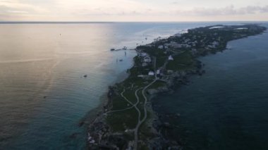 Cancun Meksika İHA 'sındaki Isla Mujeres' in hava görüntüleri gün batımında Karayip Denizi üzerinde uçuyor. 