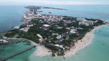 Isla Mujeres 'in üstündeki İHA' lar Meksika 'ya seyahat tatil beldesi Riviera Maya Cancun hava görüntüleri Karayip Denizi 