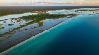 Bacalar Mexico Quintana Roo 'daki Laguna 7 renkleri tatil beldesi plaj kasabasında.