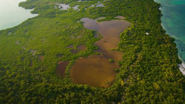 Sian Ka 'an Dünya Mirası' nın insansız hava aracı antenleri Tulum Mexico riviera Maya punta allen deniz feneri