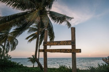 Tulum Sian Ka 'an' da Biyosfer rezervi Punta Allen deniz fenerinin havadan yüksek açısı