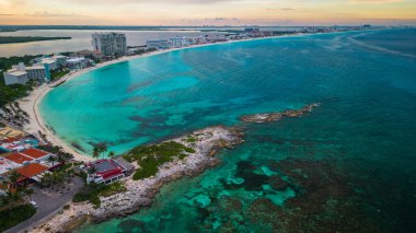 Cancun Meksika Riviera Havacılık İHA 'sı beyaz kumlu, tropik Karayip Sahili sahilleriyle otel bölgesinin üzerinde uçuyor.