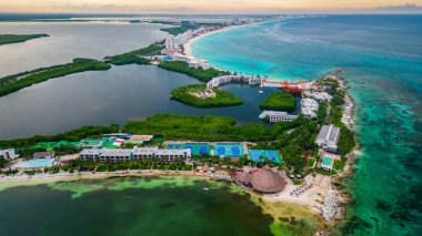 Cancun Meksika Riviera Havacılık İHA 'sı beyaz kumlu, tropik Karayip Sahili sahilleriyle otel bölgesinin üzerinde uçuyor.