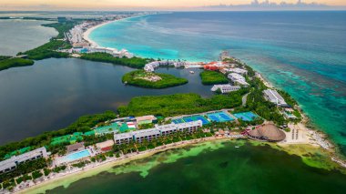 Cancun Meksika Riviera Havacılık İHA 'sı beyaz kumlu, tropik Karayip Sahili sahilleriyle otel bölgesinin üzerinde uçuyor.