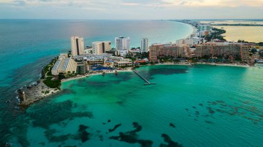 Riviera Maya Yucatan yarımadasındaki Cancun Otel bölgesinin hava batımı Meksika İHA 'sı