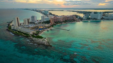 Cancun Meksika Riviera Havacılık İHA 'sı beyaz kumlu, tropik Karayip Sahili sahilleriyle otel bölgesinin üzerinde uçuyor.