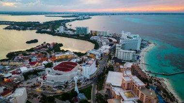 Cancun Meksika Riviera Havacılık İHA 'sı beyaz kumlu, tropik Karayip Sahili sahilleriyle otel bölgesinin üzerinde uçuyor.