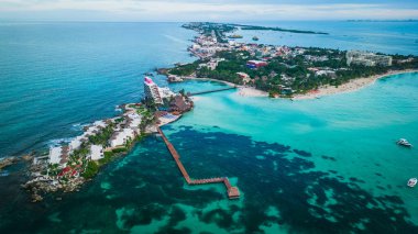 Meksika 'nın ünlü turistik beldeleri Tatilciler ve Tatilciler için Mavi Turkuaz Suları ile Cancun Meksika Riviera Maya Sahil Sahili havası