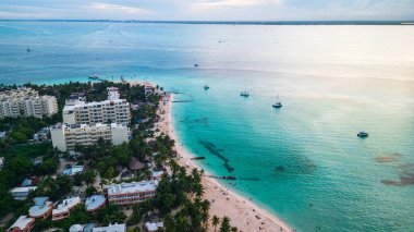 Meksika 'nın ünlü turistik beldeleri Tatilciler ve Tatilciler için Mavi Turkuaz Suları ile Cancun Meksika Riviera Maya Sahil Sahili havası