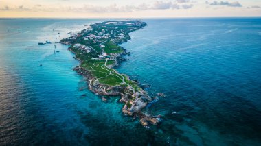 Isla Mujeres 'in üstündeki İHA' lar Meksika 'ya seyahat tatil beldesi Riviera Maya Cancun' un hava görüntüleri.