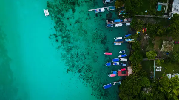 Bacalar Meksika 'da yedi renkli göl gölü havası doğal deniz manzarası ve sahil kenti üzerinde uçuyor.