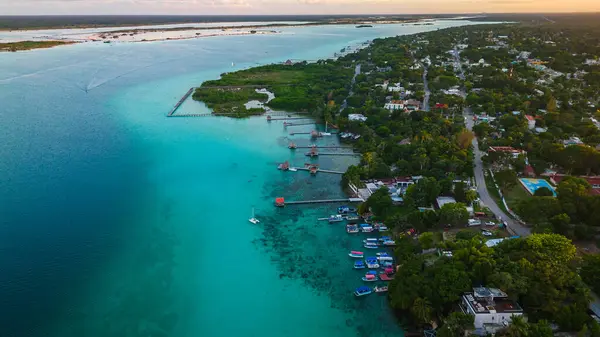 Bacalar Meksika 'da yedi renkli göl gölü havası doğal deniz manzarası ve sahil kenti üzerinde uçuyor.