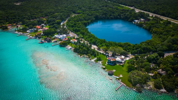 Bacalar Meksika 'da yedi renkli göl gölü havası doğal deniz manzarası ve sahil kenti üzerinde uçuyor.