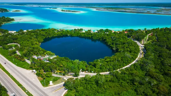 Bacalar Meksika 'da yedi renkli göl gölü havası doğal deniz manzarası ve sahil kenti üzerinde uçuyor.