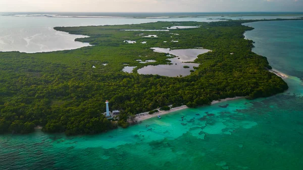 Sian Ka 'an Dünya Mirası' nın Tulum Mexico Riviera Maya 'daki doğal rezerv biyosferinin havadan görünüşü