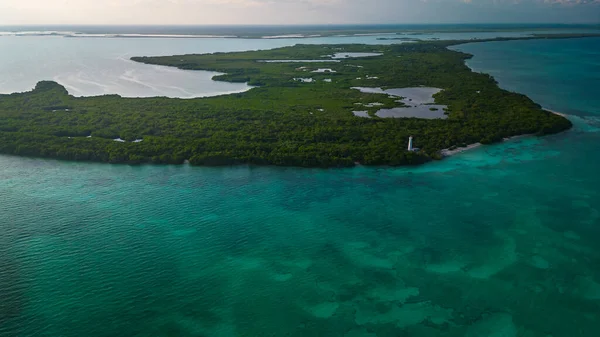 Sian Ka 'an Dünya Mirası' nın insansız hava aracı antenleri Tulum Mexico riviera Maya punta allen deniz feneri