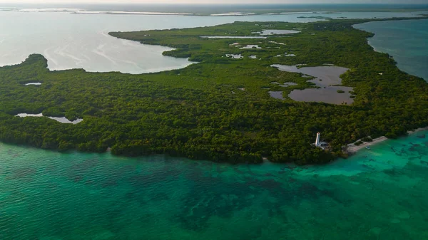 Sian Ka 'an Dünya Mirası' nın insansız hava aracı antenleri Tulum Mexico riviera Maya punta allen deniz feneri