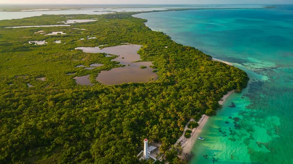 Sian Ka 'an Dünya Mirası' nın insansız hava aracı antenleri Tulum Mexico riviera Maya punta allen deniz feneri