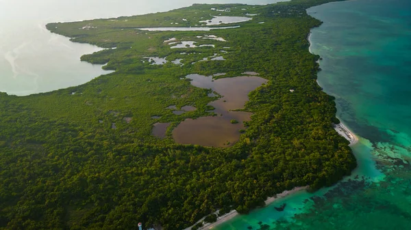 Sian Ka 'an Dünya Mirası' nın insansız hava aracı antenleri Tulum Mexico riviera Maya punta allen deniz feneri