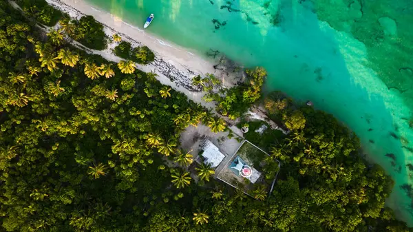 İnsansız hava aracı, Tulum Sian Ka 'an' daki doğal park biyosferinin üzerinde uçar. Punta Allen deniz fenerinin yüksek açılı havacılığı.