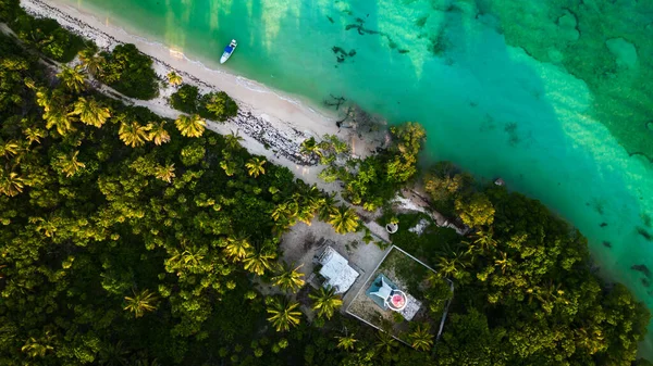 İnsansız hava aracı, Tulum Sian Ka 'an' daki doğal park biyosferinin üzerinde uçar. Punta Allen deniz fenerinin yüksek açılı havacılığı.