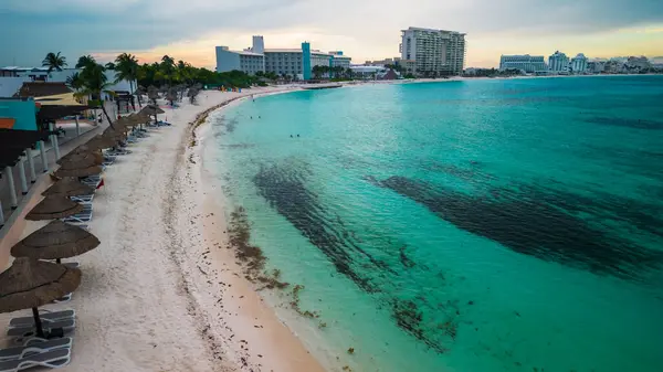 Cancun Meksika Riviera Havacılık İHA 'sı beyaz kumlu, tropik Karayip Sahili sahilleriyle otel bölgesinin üzerinde uçuyor.