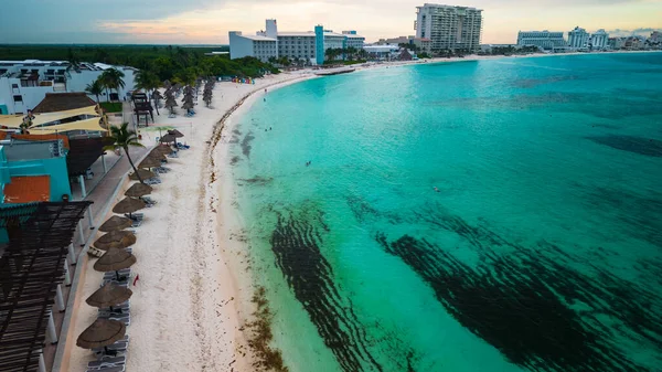 Cancun Meksika Riviera Havacılık İHA 'sı beyaz kumlu, tropik Karayip Sahili sahilleriyle otel bölgesinin üzerinde uçuyor.