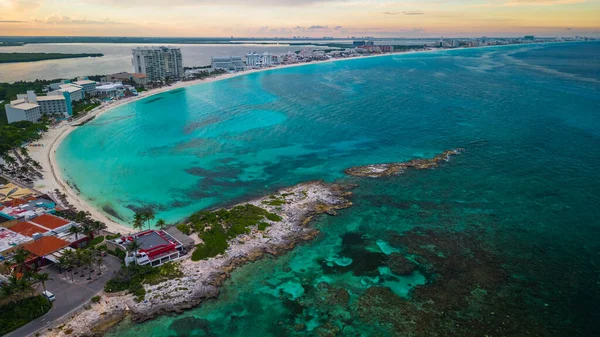 Cancun Meksika Riviera Havacılık İHA 'sı beyaz kumlu, tropik Karayip Sahili sahilleriyle otel bölgesinin üzerinde uçuyor.