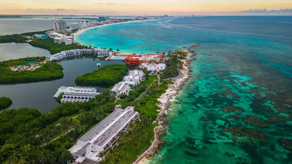Cancun Meksika Riviera Havacılık İHA 'sı beyaz kumlu, tropik Karayip Sahili sahilleriyle otel bölgesinin üzerinde uçuyor.