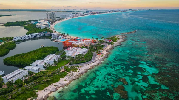 Cancun Meksika Riviera Havacılık İHA 'sı beyaz kumlu, tropik Karayip Sahili sahilleriyle otel bölgesinin üzerinde uçuyor.