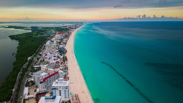Cancun Meksika Riviera Havacılık İHA 'sı beyaz kumlu, tropik Karayip Sahili sahilleriyle otel bölgesinin üzerinde uçuyor.