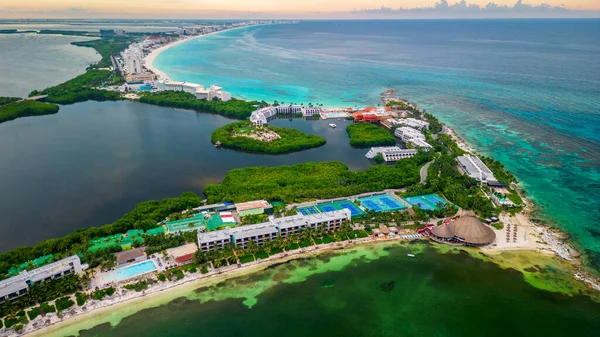 Cancun Meksika Riviera Havacılık İHA 'sı beyaz kumlu, tropik Karayip Sahili sahilleriyle otel bölgesinin üzerinde uçuyor.