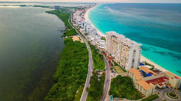 Cancun Meksika Riviera Havacılık İHA 'sı beyaz kumlu, tropik Karayip Sahili sahilleriyle otel bölgesinin üzerinde uçuyor.