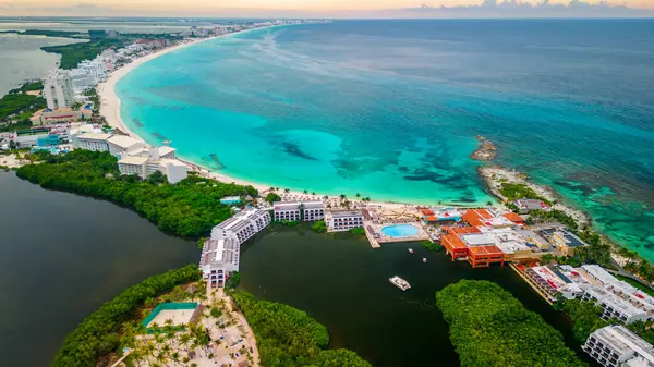 Cancun Meksika Riviera Havacılık İHA 'sı beyaz kumlu, tropik Karayip Sahili sahilleriyle otel bölgesinin üzerinde uçuyor.